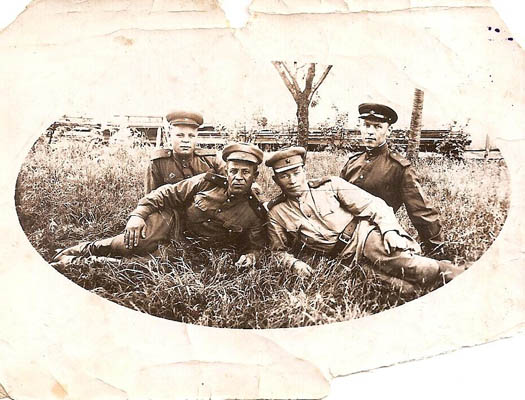 На заднем плане с левой стороны Мажирин Василий Николаевич с товарищами