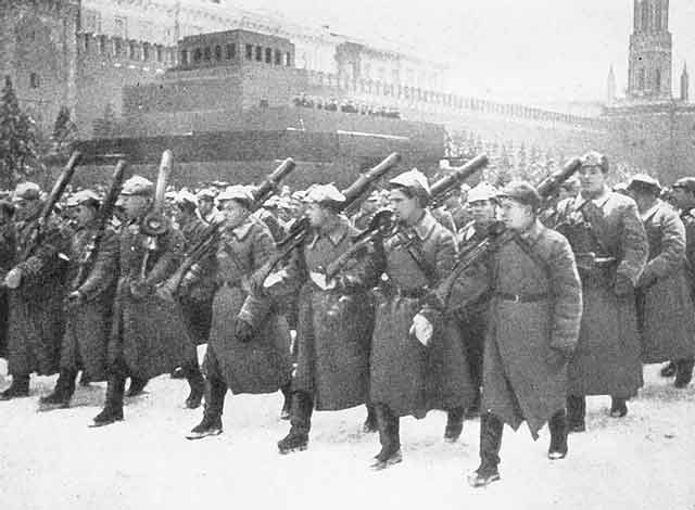 Парад на красной площади 1941 г. маршируют Миномётчики